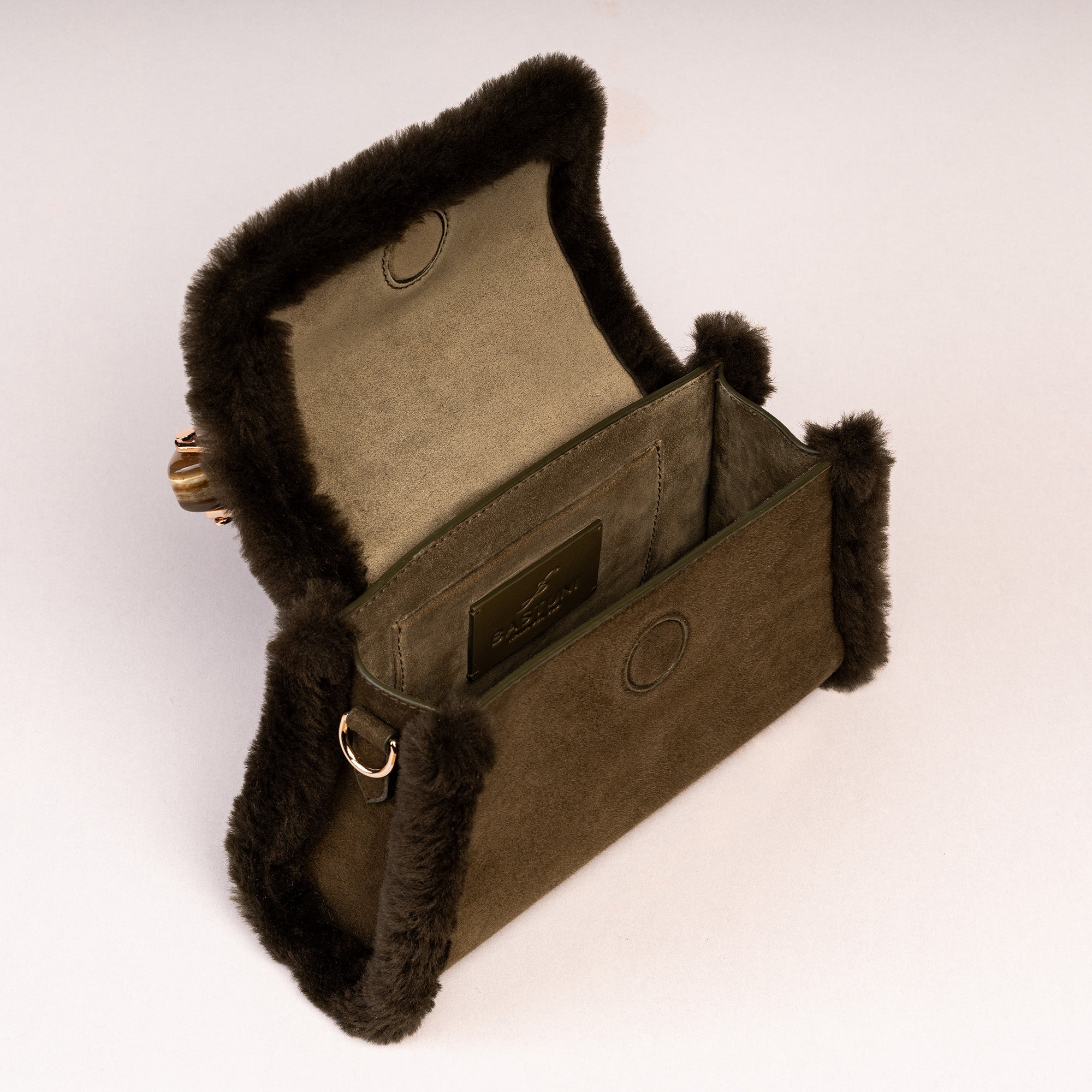 CHIONE OLIVA  - Borsa in montone con manico in corno