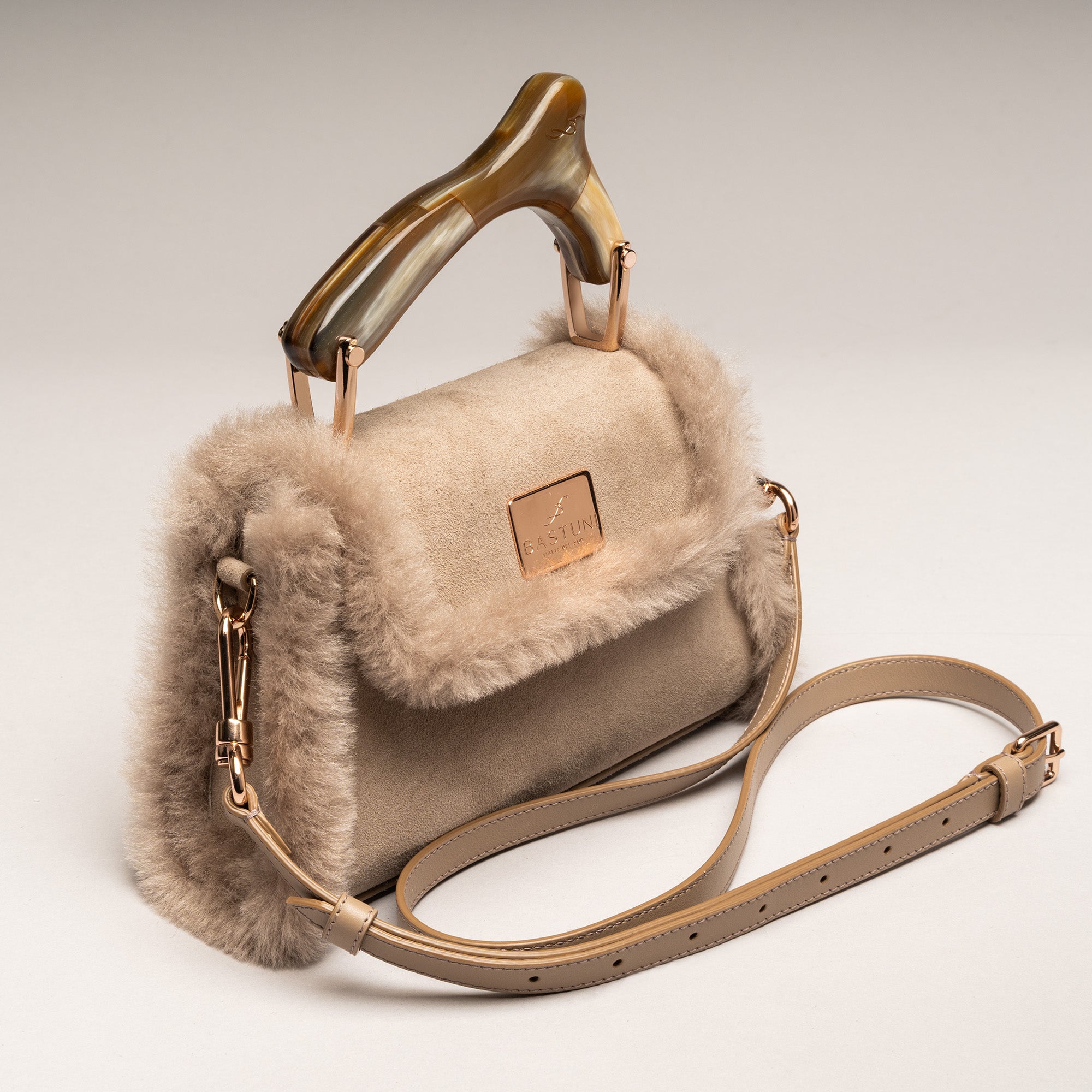CHIONE TAUPE - Borsa in montone con manico in corno
