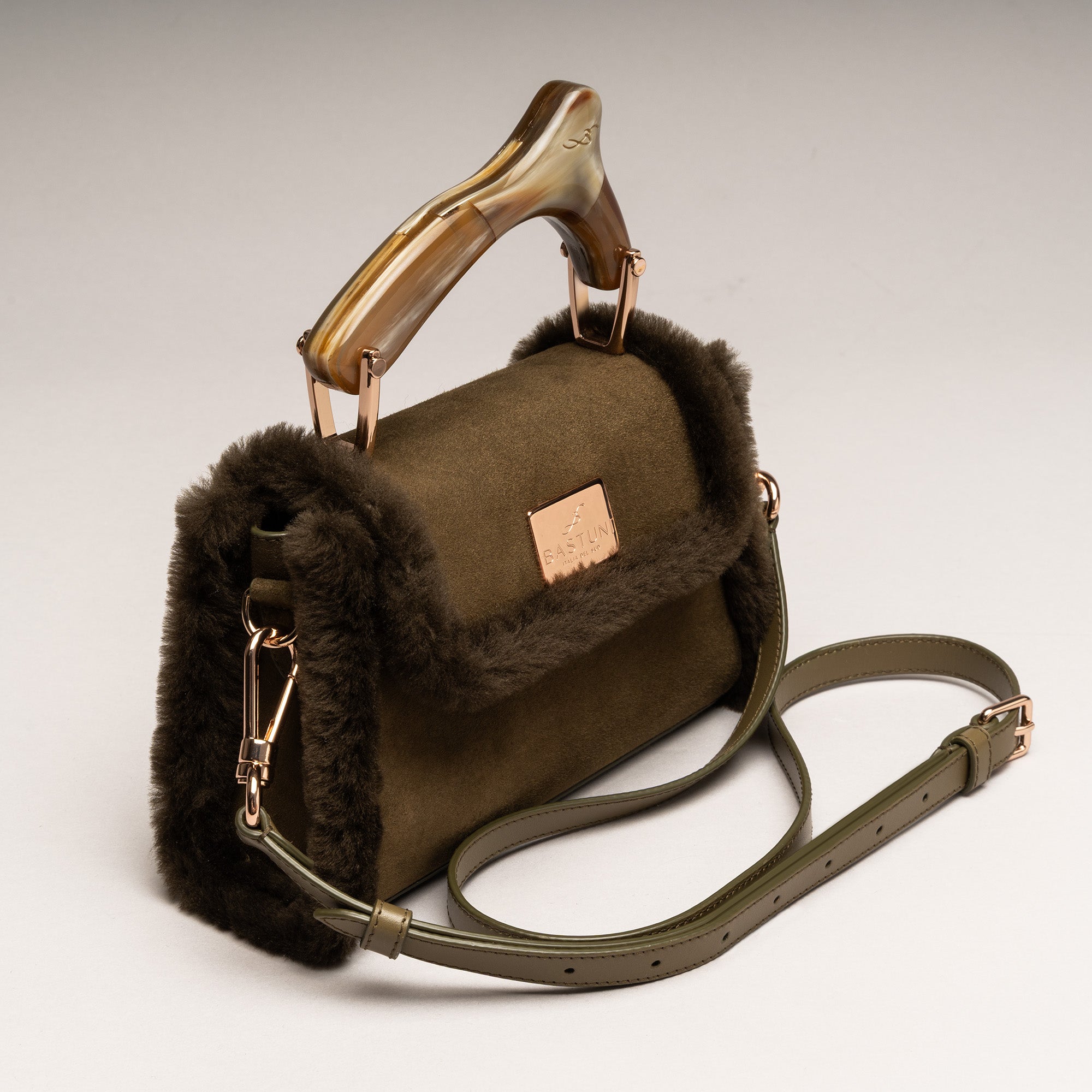 CHIONE OLIVA  - Borsa in montone con manico in corno