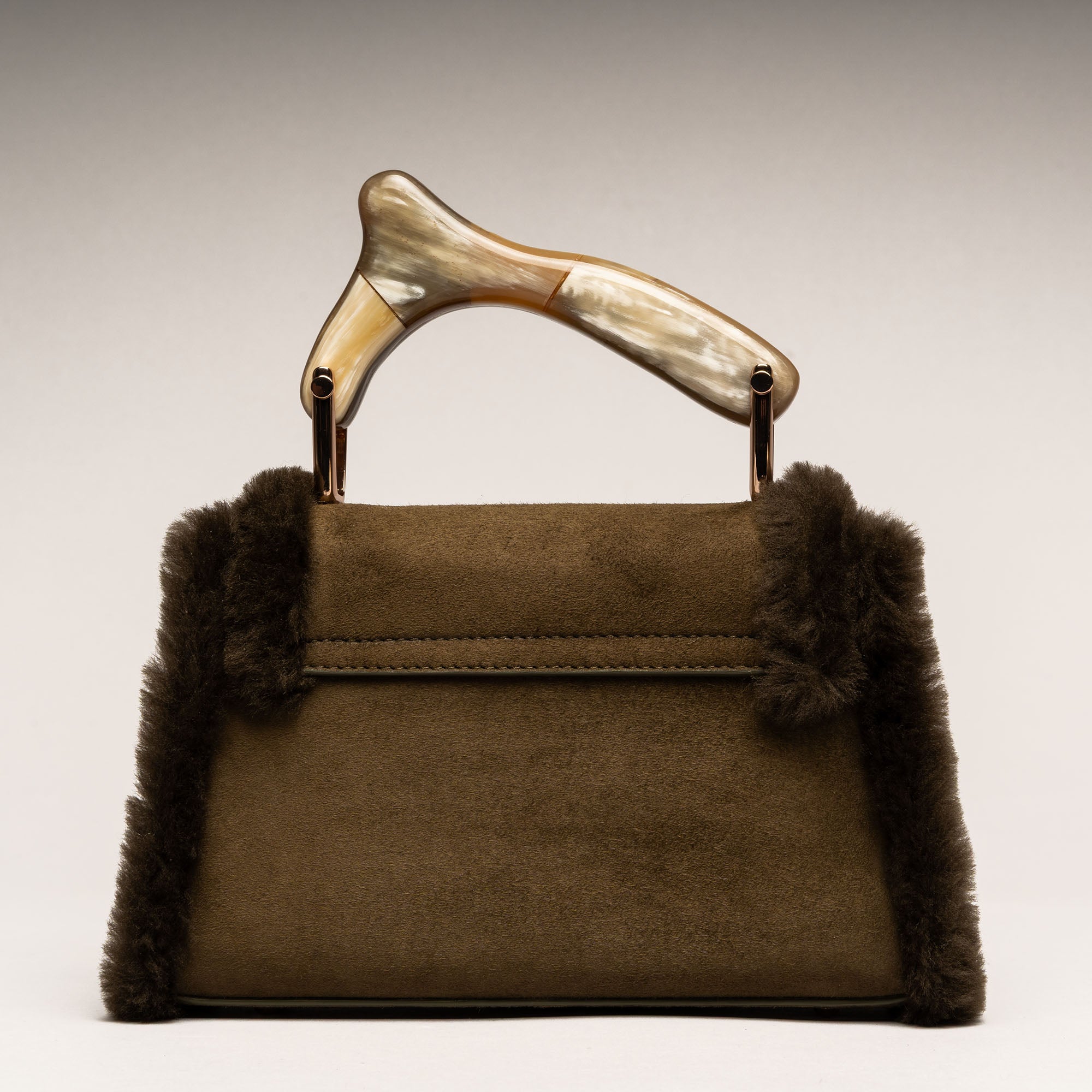 CHIONE OLIVA  - Borsa in montone con manico in corno