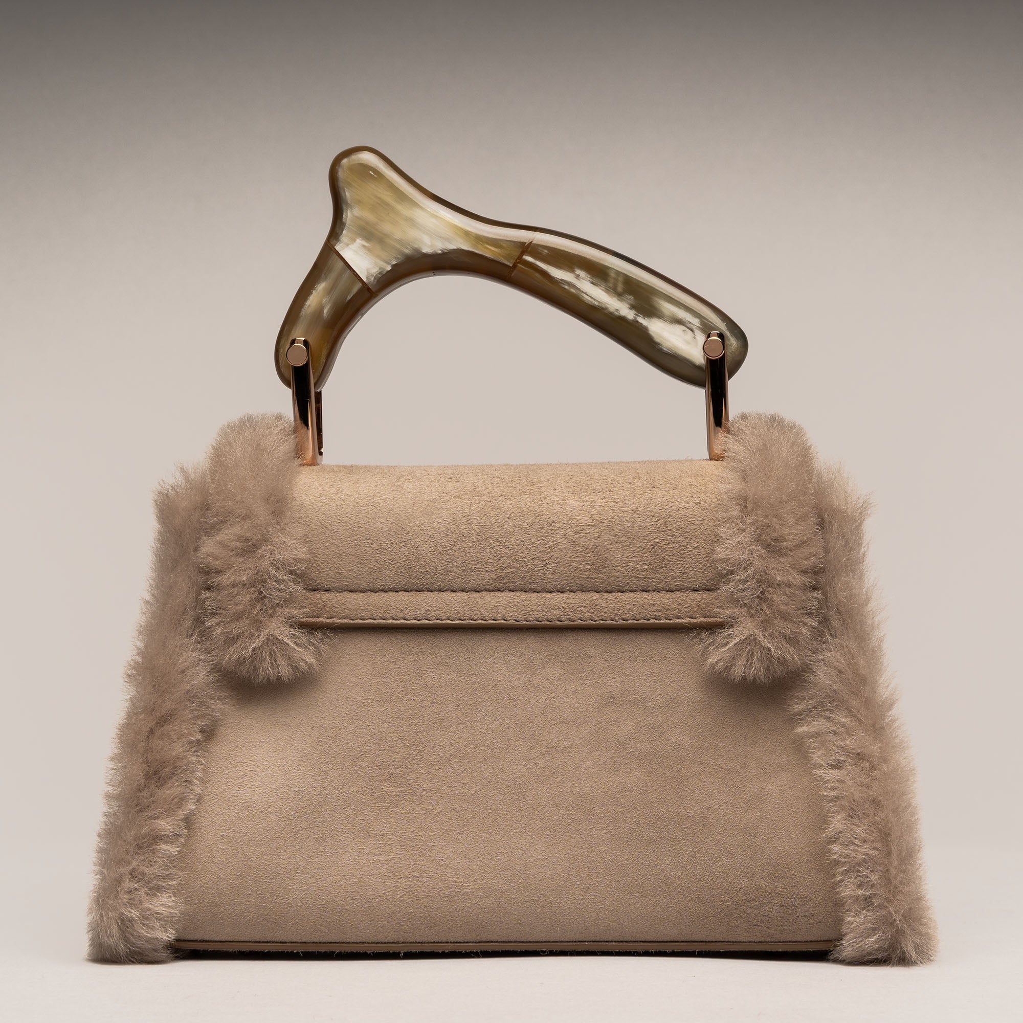 CHIONE TAUPE - Borsa in montone con manico in corno